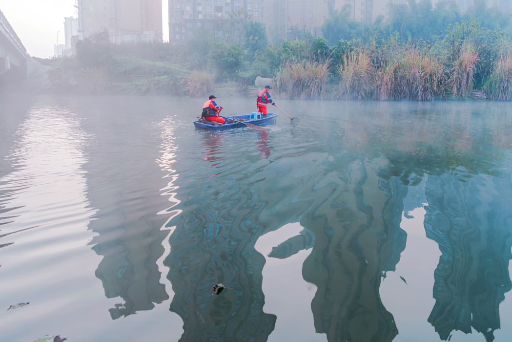 晨雾中的河道卫士