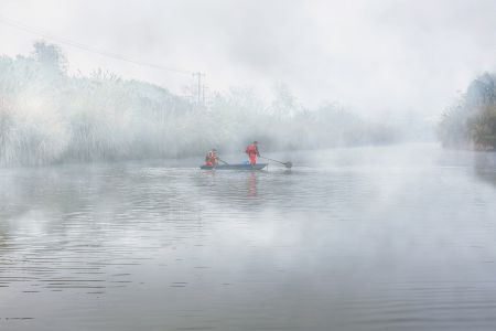 晨雾中的河道卫士