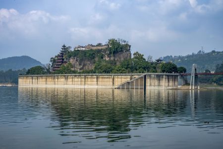 石宝遗珠映碧水，川渝同谱幸福曲