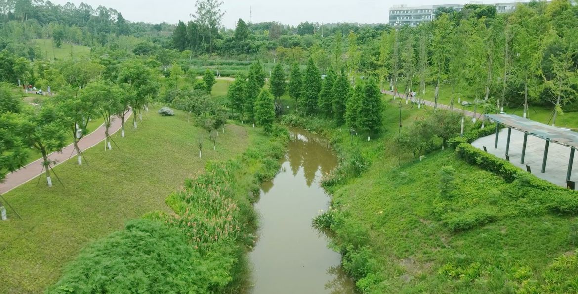 寿溪曲绕经开境，翠色轻吟生态章