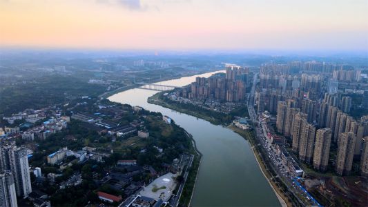 沱江漫舞甜城梦，碧水长吟内江情