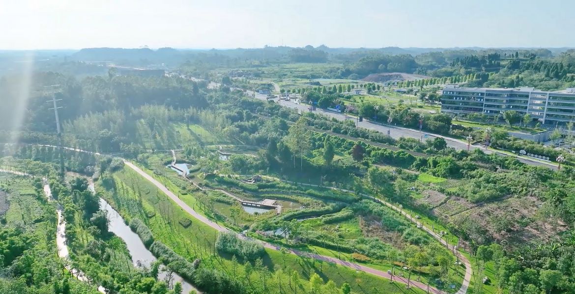 寿溪曲绕经开境，翠色轻吟生态章