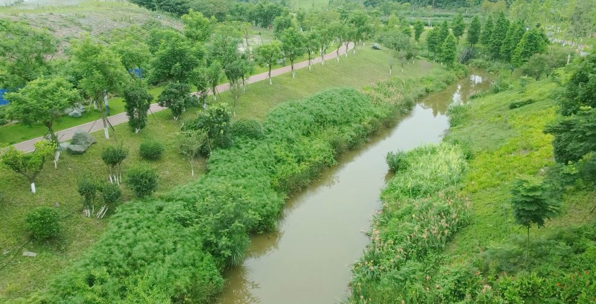 寿溪曲绕经开境，翠色轻吟生态章