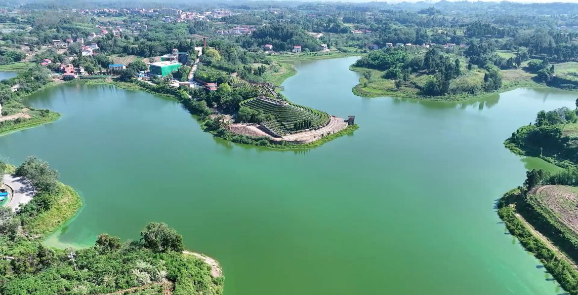 绿野铺陈入眼眸，光荣库水韵长流