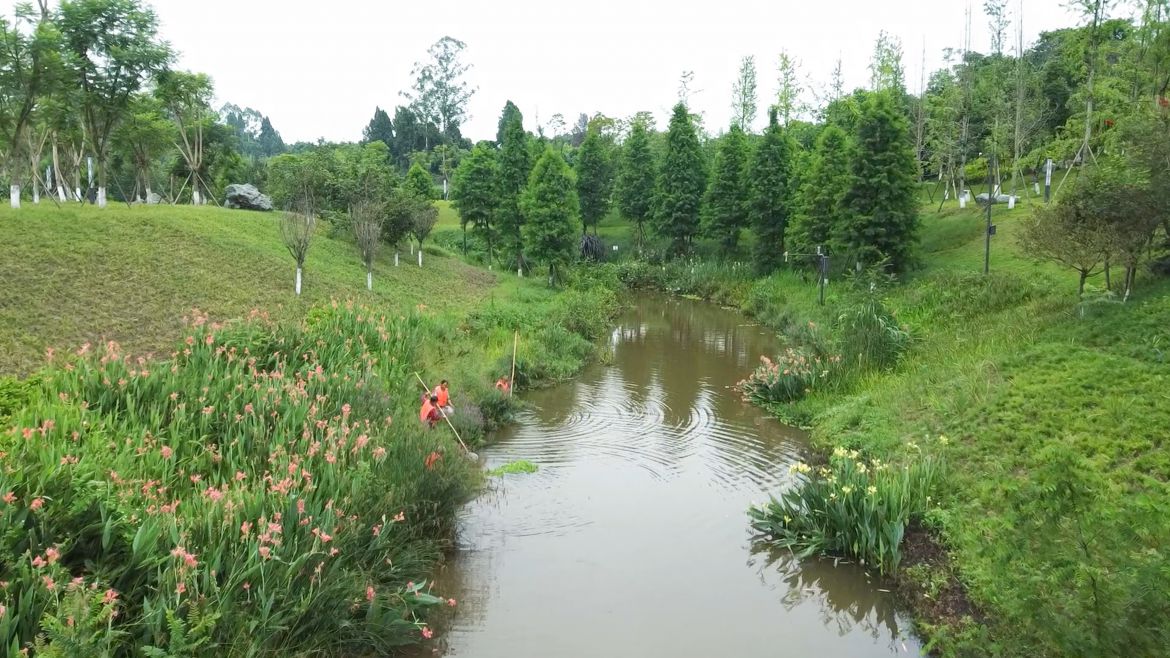 寿溪曲绕经开境，翠色轻吟生态章