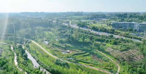 寿溪曲绕经开境，翠色轻吟生态章