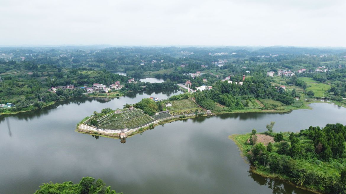 绿野铺陈入眼眸，光荣库水韵长流