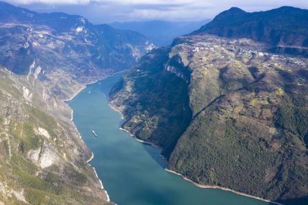 一江碧水向东流