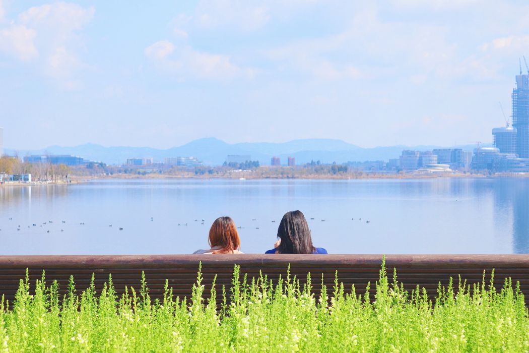 河湖绘就城市景，人水同筑幸福章
