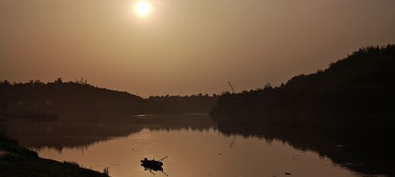 昏黄河岸