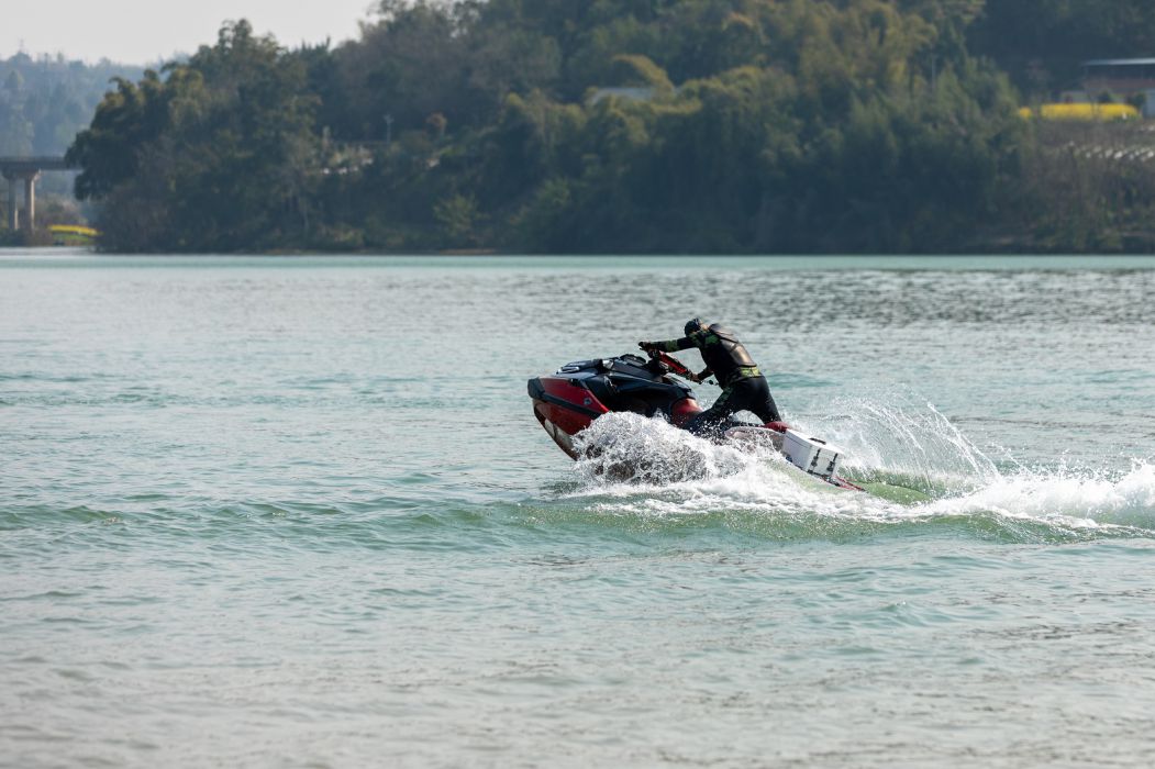 激浪逐梦：嘉陵江上的速度与激情