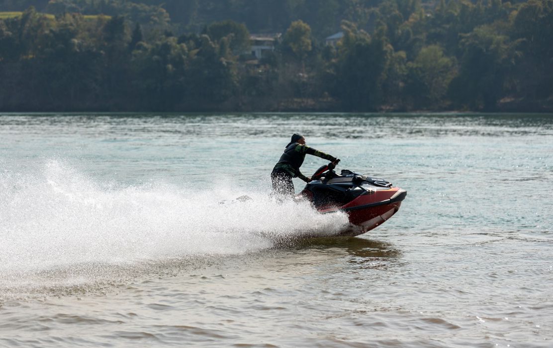 激浪逐梦：嘉陵江上的速度与激情