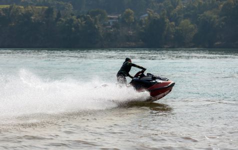 激浪逐梦：嘉陵江上的速度与激情