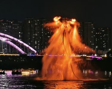 都市流光，夜焰逐波
