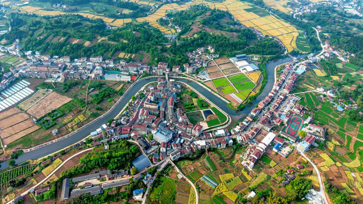 一泓春水碧如玉、百里乡村美如画
