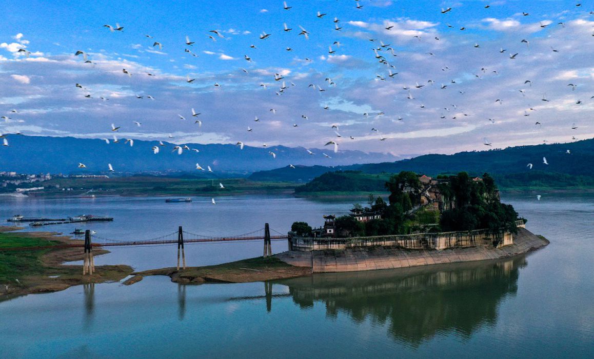治水护岸，石宝寨鹭影蹁跹