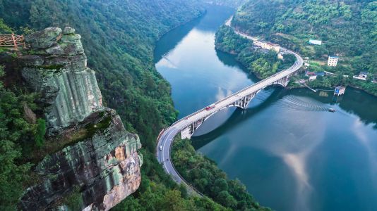 峭壁、碧水、桥——河长制下的生态交响