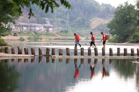 “民间河长”祖孙三代接力护河