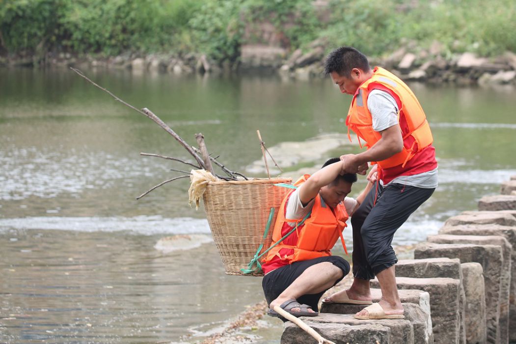 “民间河长”祖孙三代接力护河