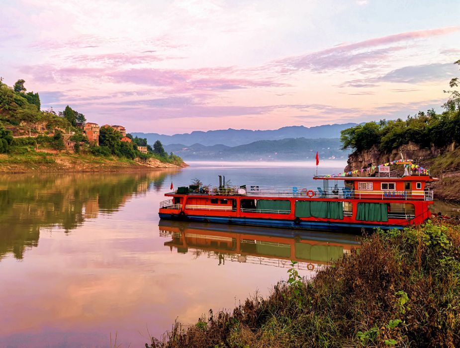 “背篓轮渡”：骄阳下最治愈的一道风景