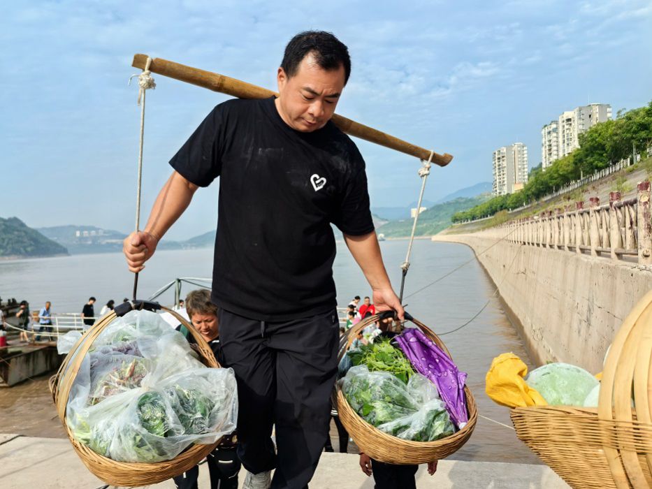 “背篓轮渡”：骄阳下最治愈的一道风景