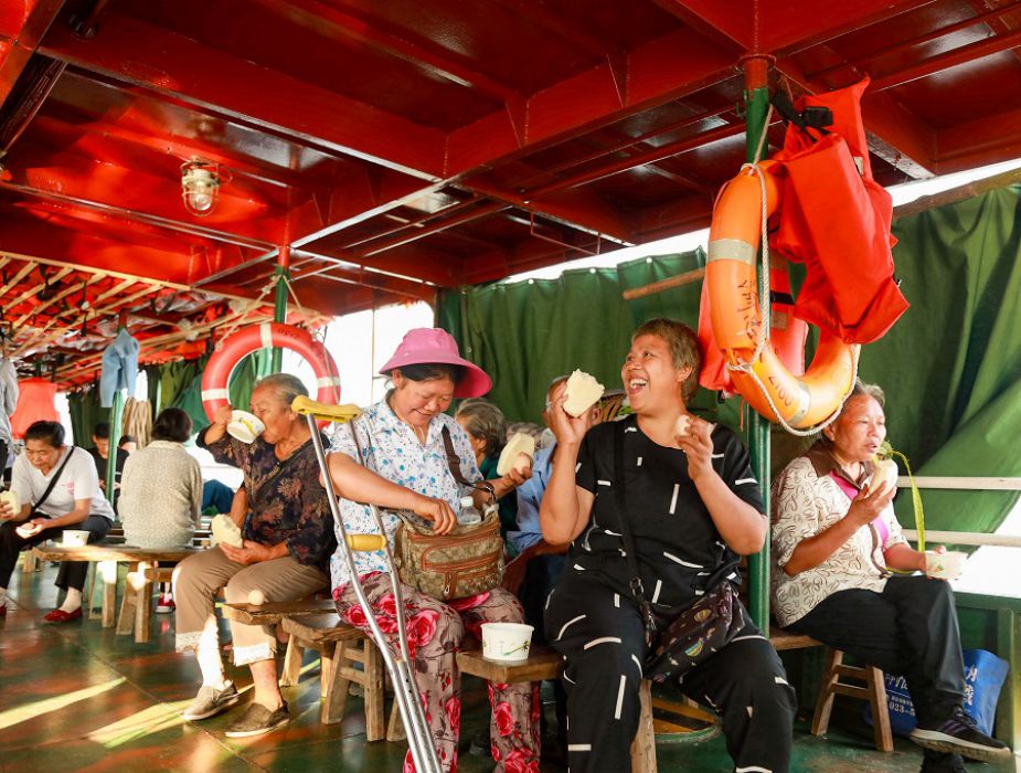 “背篓轮渡”：骄阳下最治愈的一道风景