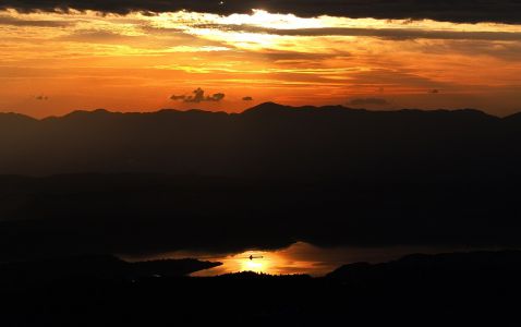 霞光之中一叶舟