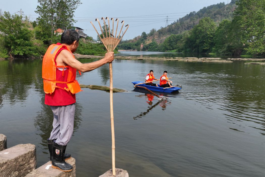“民间河长”祖孙三代接力护河