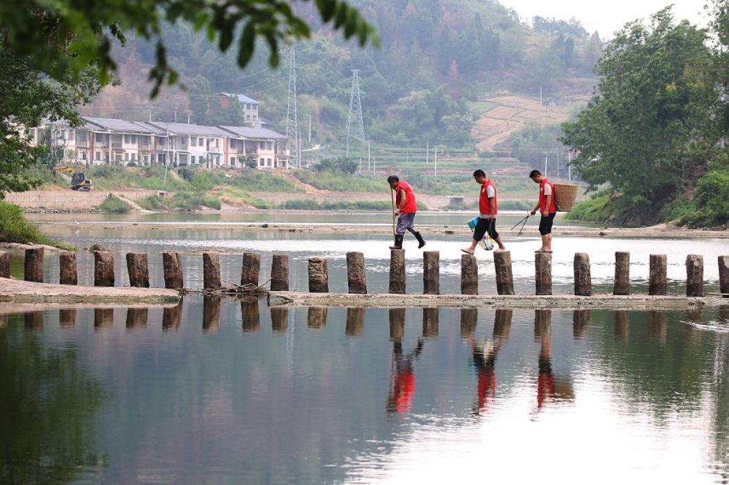 “民间河长”祖孙三代接力护河