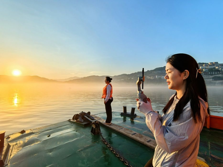 “背篓轮渡”：骄阳下最治愈的一道风景