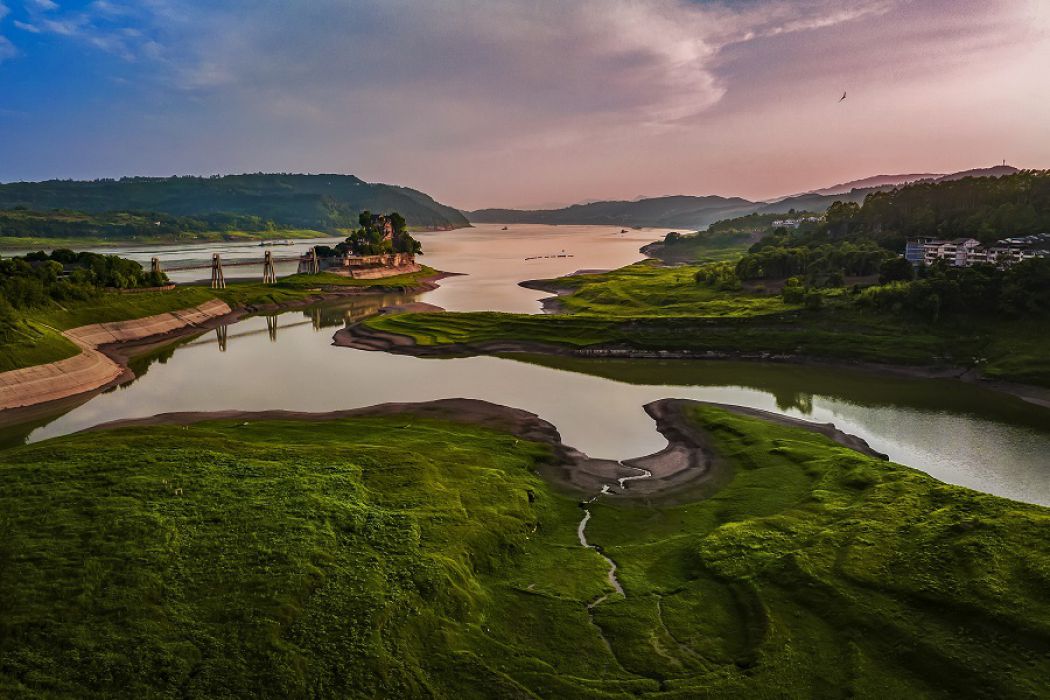 岸绿水清 生态长江