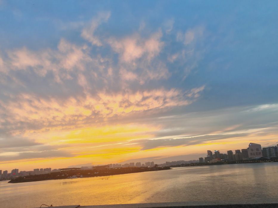 熔金漾影·涪江暮