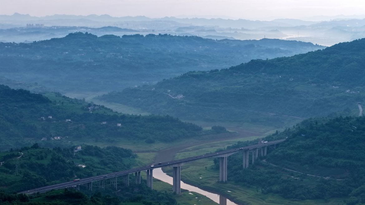晨雾漫染的山水桥韵
