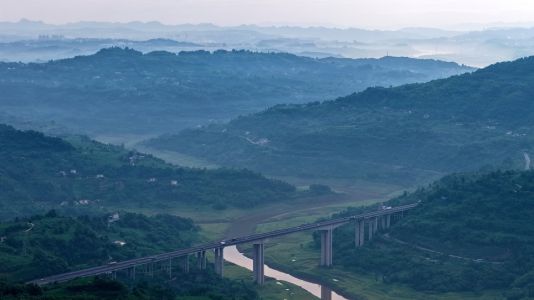 晨雾漫染的山水桥韵