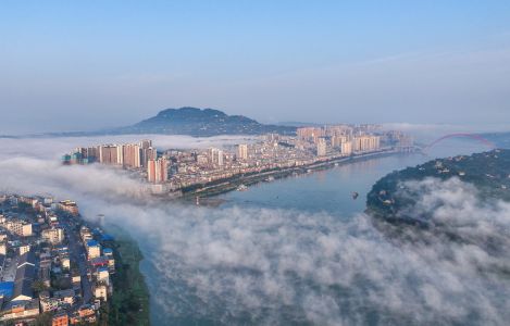 薄雾绕城，江韵悠悠